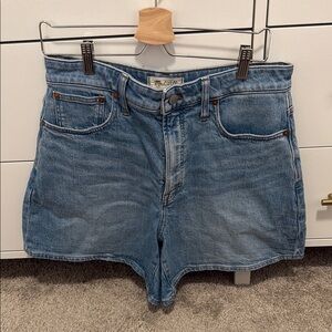 Madewell Curvy Perfect Mid-Length Jean Short
Size 31